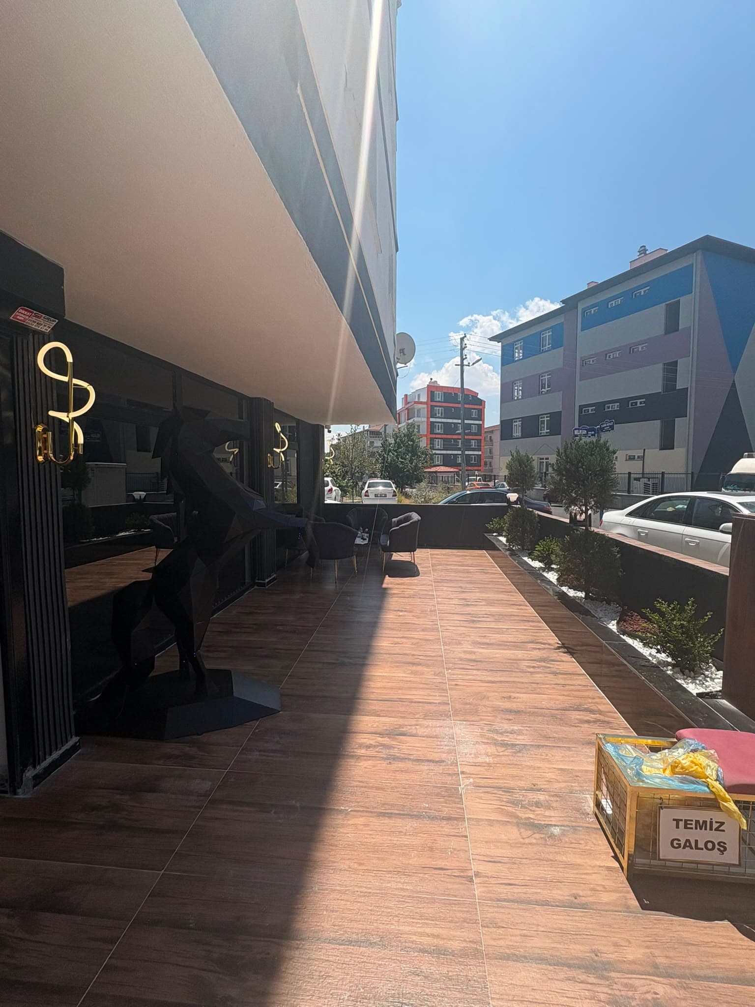 Girişteki dekoratif at heykeli ve dış oturma terası