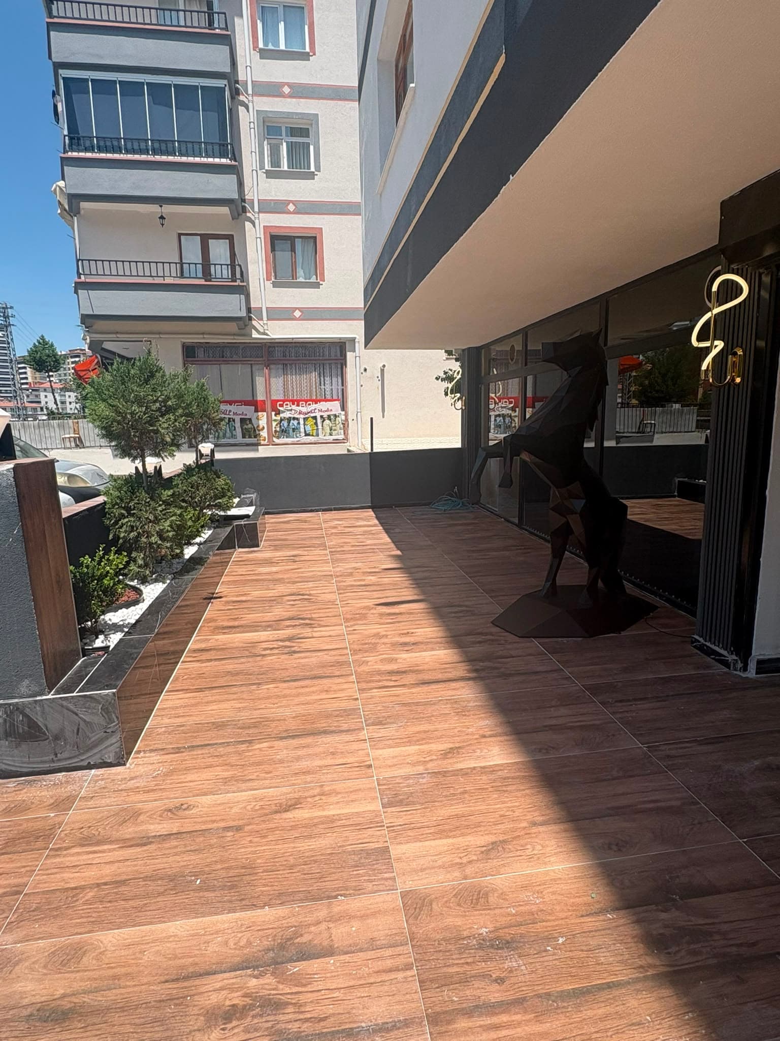 Ahşap dokulu dış teras ve bahçe düzenlemesi