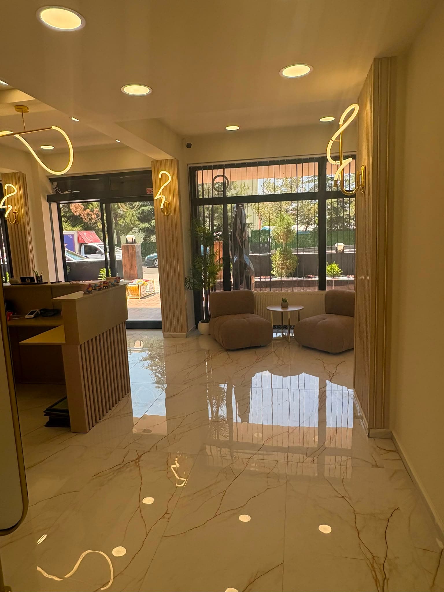 Ferah bekleme salonu, konforlu koltuklar ve doğal ışık